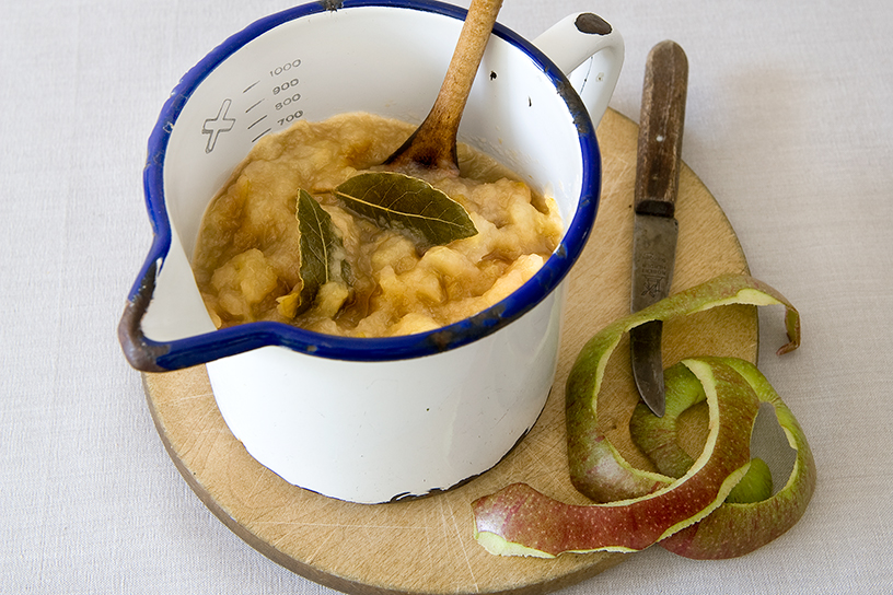 Appelcompôte in een porseleinen maatbeker